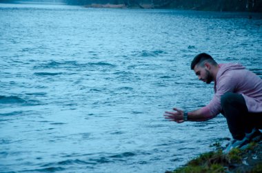 Sakal ve gözlük sokakta genç bir adamla