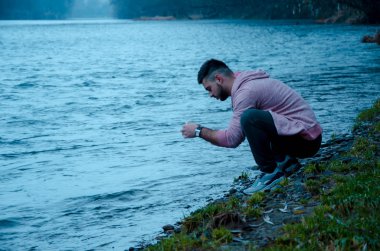 Sakal ve gözlük sokakta genç bir adamla