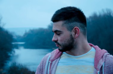 Sakal ve gözlük sokakta genç bir adamla