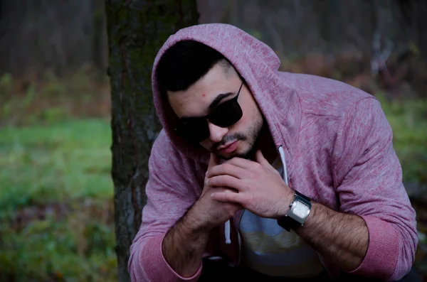 Un joven con barba y gafas en la calle — Foto de Stock