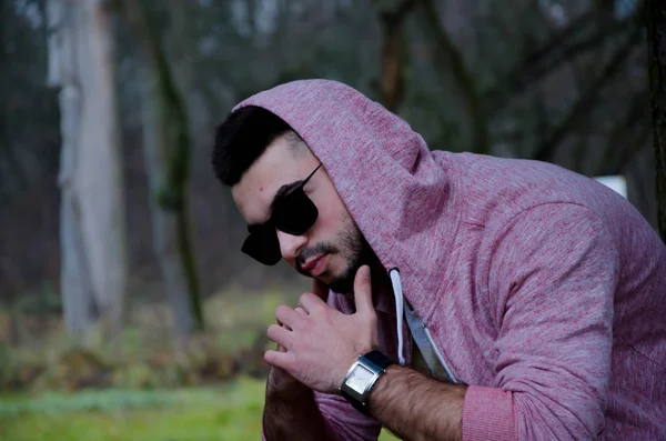 Un joven con barba y gafas en la calle — Foto de Stock