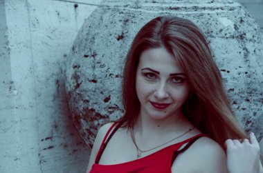 Kırmızı elbise giymiş seksi kadın