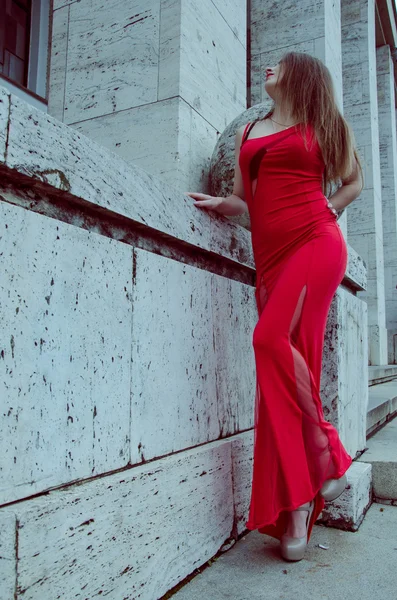 赤いドレスを着てセクシーな女性 — ストック写真
