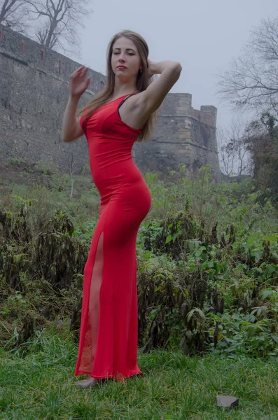 Сексуальная женщина в красном платье — стоковое фото