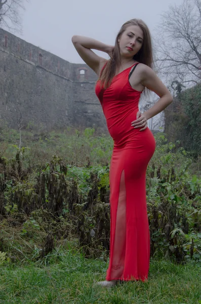 Mujer sexy vestido rojo — Stockfoto