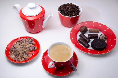 Noel dekorasyon tablo basit ve zarif bir tarzda görüntüleyin. Kırmızı zemin üzerinde beyaz çanak çömlek