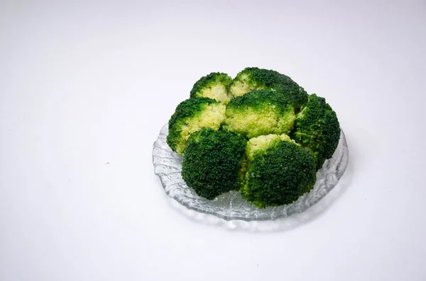녹색 브로콜리와 흰색 배경 — 스톡 사진