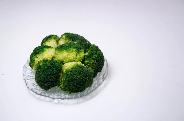 Brokuły zielone i białe tło — Zdjęcie stockowe