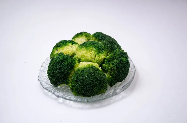 녹색 브로콜리와 흰색 배경 — 스톡 사진
