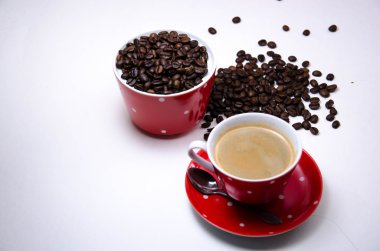 Mutfak masasının üzerinde kırmızı Kupası