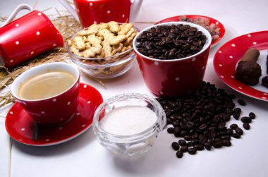 Mutfak masasının üzerinde kırmızı Kupası