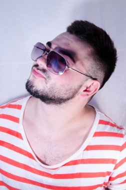 Yakışıklı ciddi tıraşsız erkek duygusal bir yüz ile atölye arka plan siyah ve beyaz dört gözle uzun sakallı ve gidon bıyık closeup