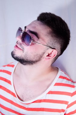 Yakışıklı ciddi tıraşsız erkek duygusal bir yüz ile atölye arka plan siyah ve beyaz dört gözle uzun sakallı ve gidon bıyık closeup