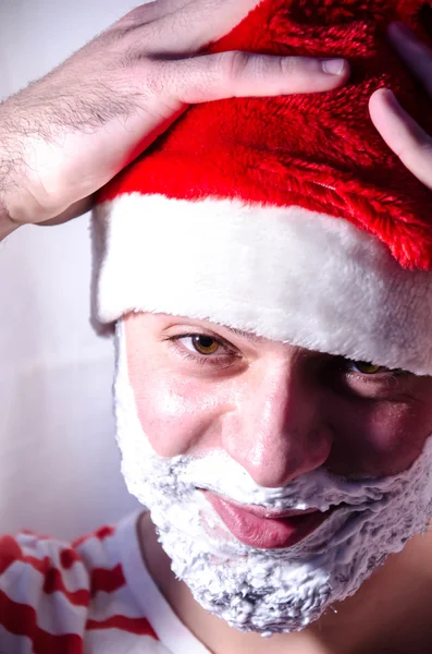 Primo piano di bel serio viso emotivo maschile non rasato con lunga barba e baffi manubrio in attesa su sfondo workshop in bianco e nero — Foto Stock