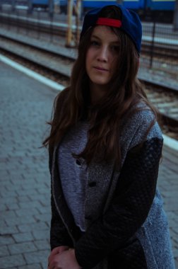 güzel hippi kız paten kurulu güneş gözlüğü takıyor