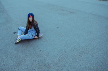 güzel hippi kız paten kurulu güneş gözlüğü takıyor