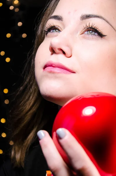 Retrato de joven feliz sonriente mujer con limón — Foto de Stock