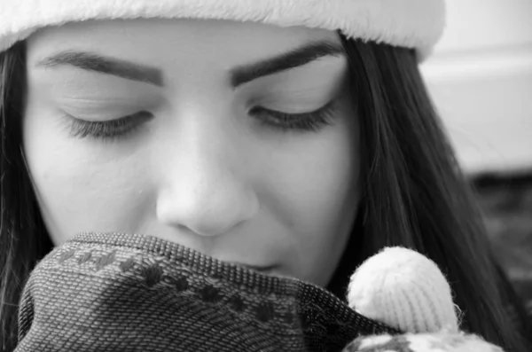 Hipster ragazza di moda in occhiali da sole. Fondo bianco, non isolato — Foto Stock