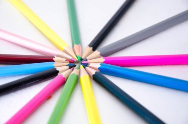 Beyaz arkaplanda izole edilmiş renkli kalemler yakın plan