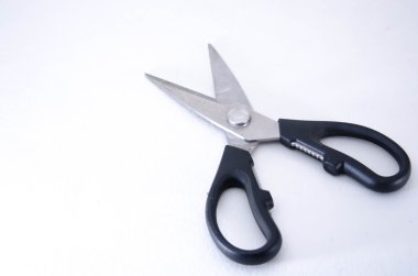 Beyaz arka plan üzerinde izole saç kesimi için profesyonel makas