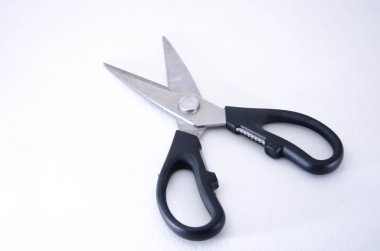 Beyaz arka plan üzerinde izole saç kesimi için profesyonel makas