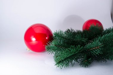 Altın kurdeleli kırmızı hediye kutusu ve yay.