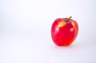 Beyaz arkaplanda kırmızı elma