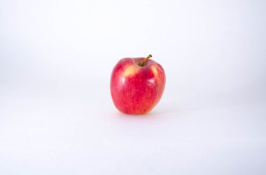 Beyaz arkaplanda kırmızı elma
