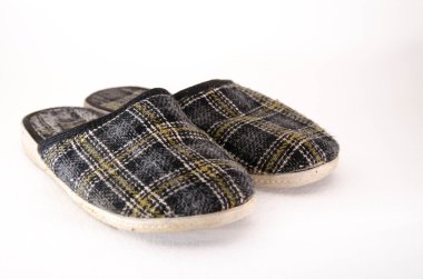 Beyaz izole kahverengi ev terlik