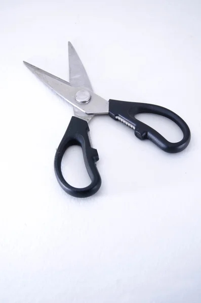 Профессиональные ножницы для стрижек на белом фоне — стоковое фото