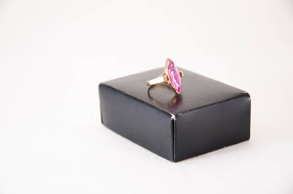 Casamento anel de diamante de ouro isolado no fundo branco — Fotografia de Stock