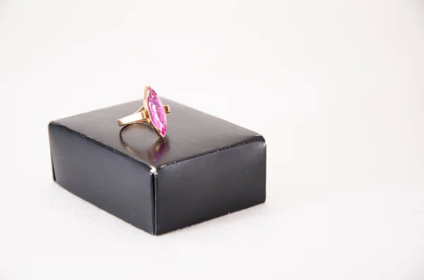 Casamento anel de diamante de ouro isolado no fundo branco — Fotografia de Stock