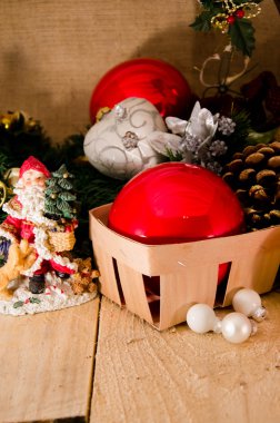 Noel hediyeleri ahşap bir masanın üzerine serilmişti.