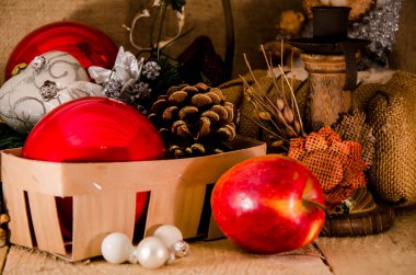 Noel hediyeleri ahşap bir masanın üzerine serilmişti.