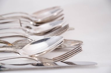 Çatal, kaşık ve bıçak üzerinde beyaz izole.