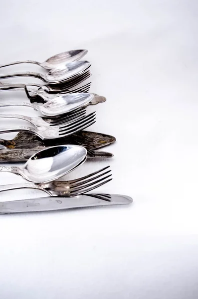 Tenedor, cuchara y cuchillo aislados en blanco . — Foto de Stock