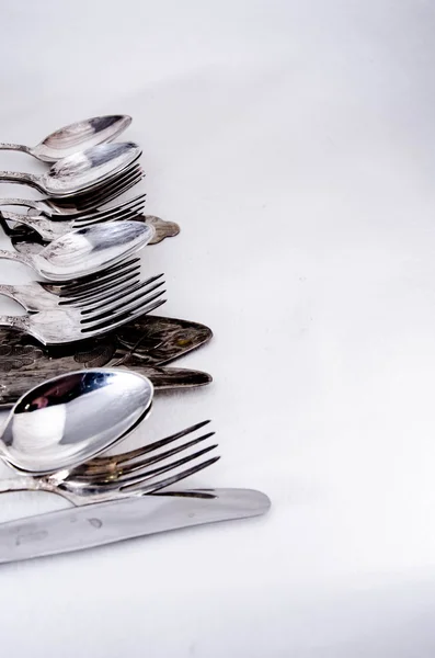 Lepel, vork en mes geïsoleerd op wit. — Stockfoto