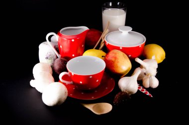 Modern kırmızı ve beyaz puantiyeli mutfak ayarı