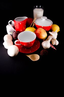 Modern kırmızı ve beyaz puantiyeli mutfak ayarı