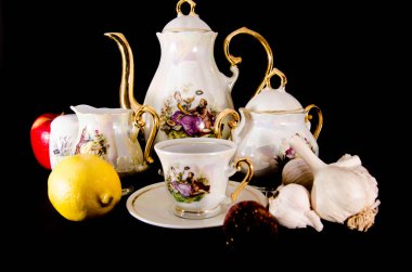 restoranda boş gözlük siyah beyaz fotoğraf