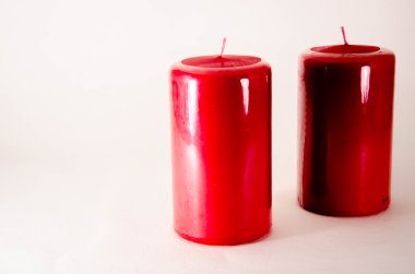Kırmızı mum beyaz arkaplanda izole edildi