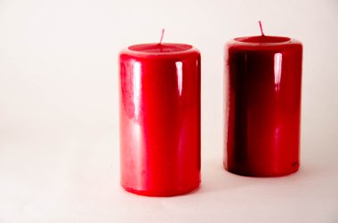 Kırmızı mum beyaz arkaplanda izole edildi