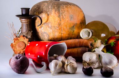 şeftali reçeli ve sonbahar bitkiler ahşap masa üzerinde kase
