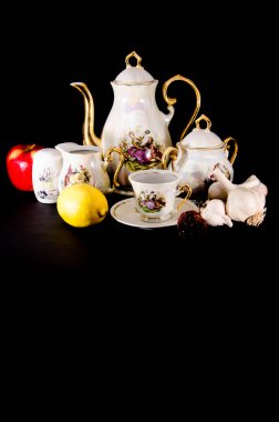 bir tabak dolusu meyvesi ile natürmort