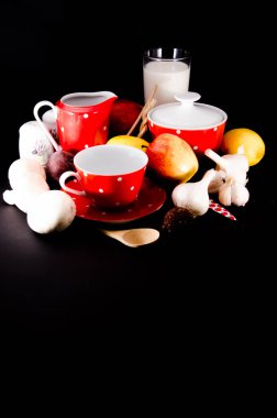 bir tabak dolusu meyvesi ile natürmort