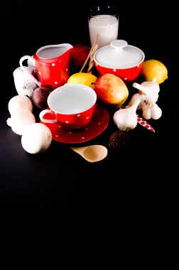 bir tabak dolusu meyvesi ile natürmort