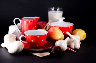 bir tabak dolusu meyvesi ile natürmort