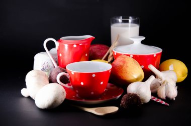 bir tabak dolusu meyvesi ile natürmort