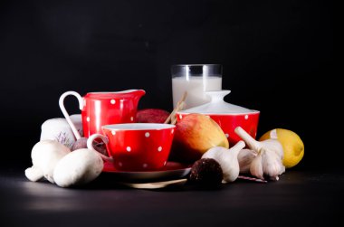 bir tabak dolusu meyvesi ile natürmort