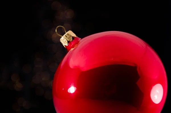 Witte geschenkdoos met rood lint geïsoleerd op rode kleur achtergrond — Stockfoto